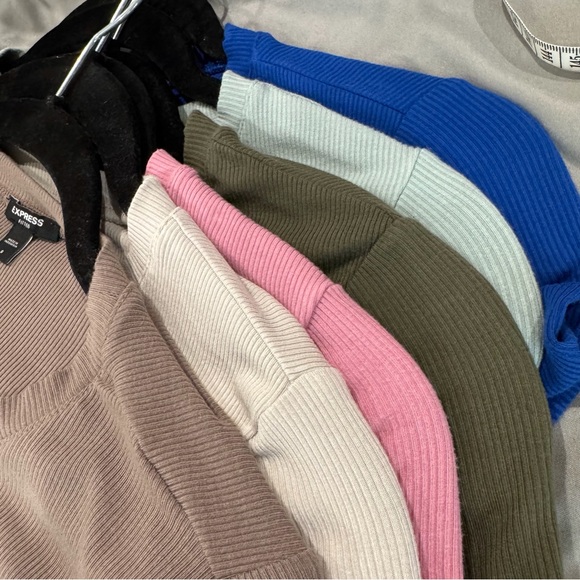 Express Ribbed Fitted Crew Neck Tee - Picture 3 of 4